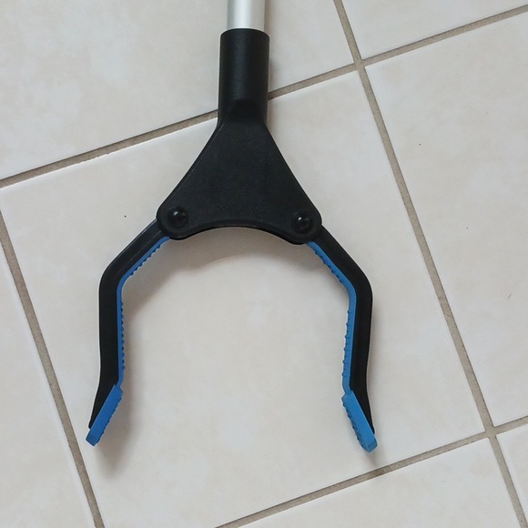 32" Foldable Reaching Aid Device - Picture 4 of 4